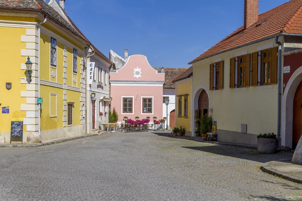 Unser Rosa Haus Fuer Sie Rust Quarto foto